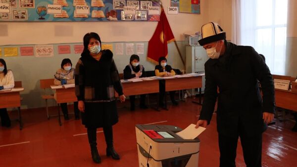 Голосование на досрочных выборах президента и референдуме в Балыкчи - Sputnik Кыргызстан