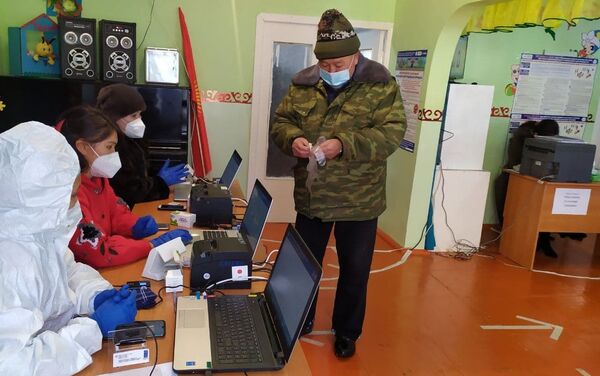 В регионе открыто 248 избирательных участков. Всего в области активное избирательное право имеют 307 786 человек - Sputnik Кыргызстан
