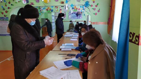 Голосование на выборах президента и референдума в Караколе - Sputnik Кыргызстан