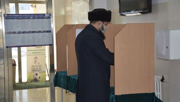Голосование на выборах президента и референдума в Бишкеке - Sputnik Кыргызстан