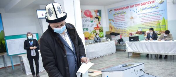 Голосование на выборах президента и референдума в Бишкеке - Sputnik Кыргызстан