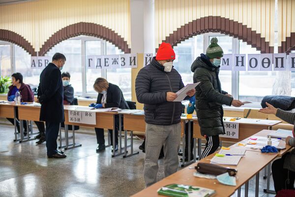 Ход голосования на выборах президента и референдума в Бишкеке - Sputnik Кыргызстан