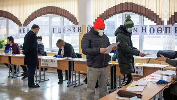 Президенттик шайлоо жана референдумда добуш берип жаткан адамдар - Sputnik Кыргызстан