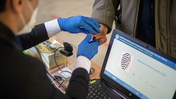 Проверка биометрических данных избирателей во время голосования на выборах. Архивное фото - Sputnik Кыргызстан