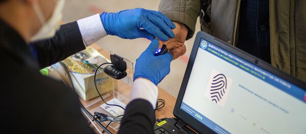 Добуш берип жаткан адам - Sputnik Кыргызстан