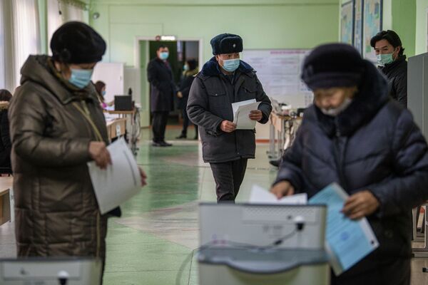 Референдумга бир маселе — өлкөнүн башкаруу формасы сунушталды. Кыргызстандыктар президенттик жана парламенттик форманын бирин тандоодо - Sputnik Кыргызстан