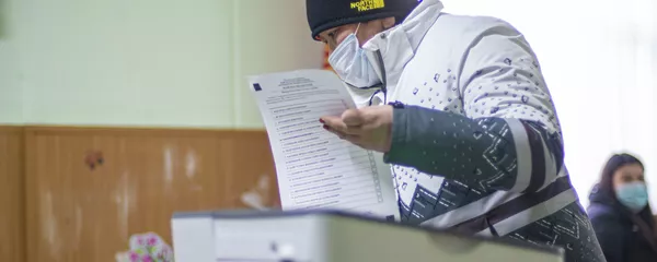 Женщина голосует во время выборов президента и референдума в Бишкеке - Sputnik Кыргызстан