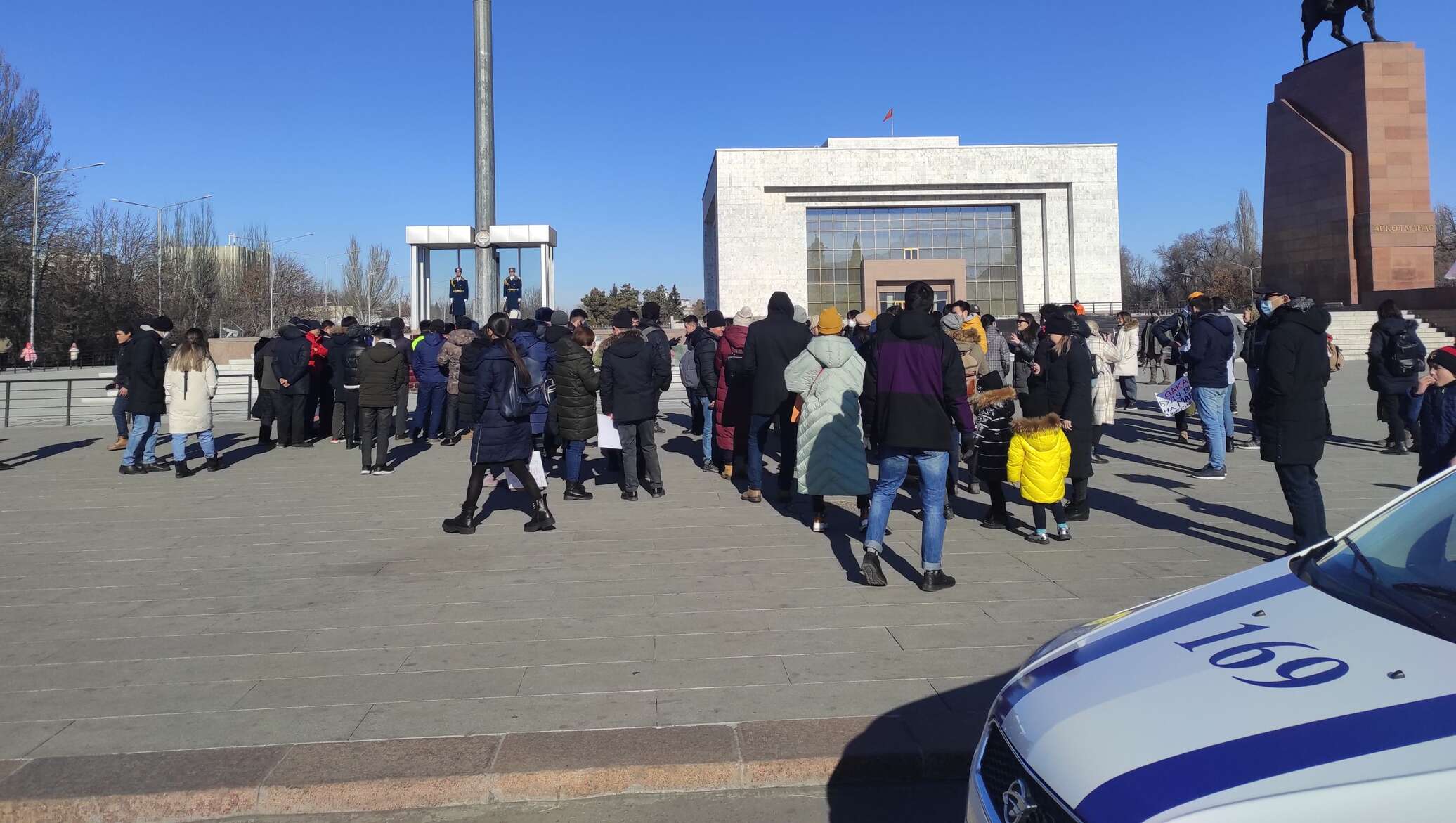 Мирный митинг в Бишкеке сейчас. Мирный митинг кыргызский. Мирные акции Бишкек. Мирный митинг в Бишкеке против Путина.