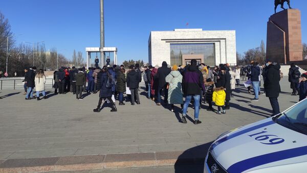 В Бишкеке проходит очередной мирный марш против изменения Основного закона страны - Sputnik Кыргызстан