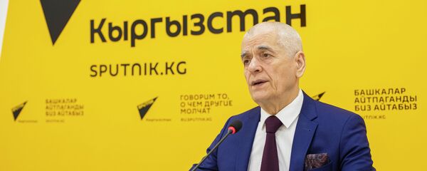 Академик Российской академии наук, депутат Госдумы, экс-глава Роспотребнадзора Геннадий Онищенко во время брифинга в мультимедийном пресс-центре Sputnik Кыргызстан - Sputnik Кыргызстан