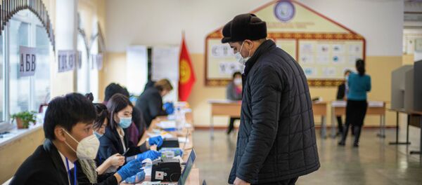 Мужчина во время голосования на избирательном участке в Бишкеке во время выборов президента и референдума в Кыргызстане - Sputnik Кыргызстан