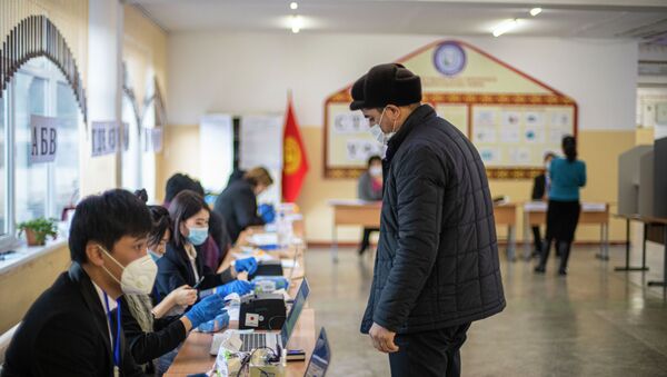 Мужчина во время голосования на избирательном участке в Бишкеке во время выборов президента и референдума в Кыргызстане - Sputnik Кыргызстан