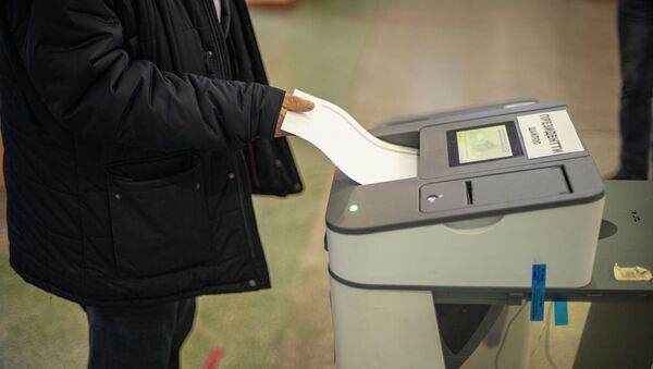 Избиратель опускает бюллетень в электронную урну. Архивное фото - Sputnik Кыргызстан