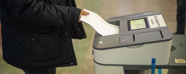 Бишкектеги шайлоо участогунда добуш берүү учурунда киши - Sputnik Кыргызстан