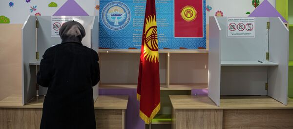 Бишкектеги шайлоо участогунда добуш берип жаткан аял - Sputnik Кыргызстан