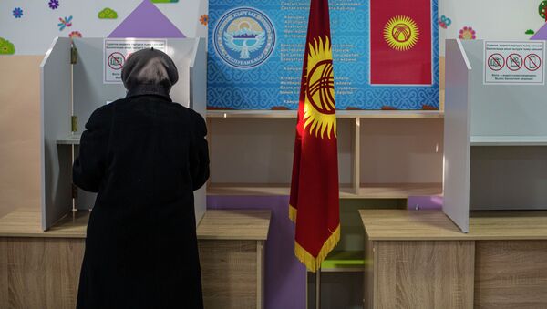 Бишкектеги шайлоо участогунда добуш берип жаткан аял - Sputnik Кыргызстан