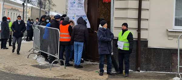 Люди стоят в очереди на избирательном участке в Москве во время выборов президента и референдума в Кыргызстане Люди стоят в очереди на избирательном участке в Москве во время выборов президента и референдума в Кыргызстане - Sputnik Кыргызстан