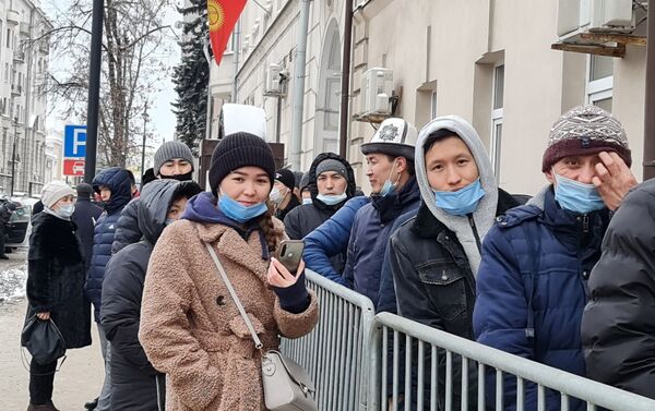 Очереди к избирательным участкам в Москве сформировались уже в 8:00 по московскому времени - Sputnik Кыргызстан