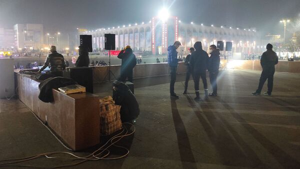 Приготовления к концерту с массовым участием граждан на площади Ала-Тоо в Бишкеке - Sputnik Кыргызстан