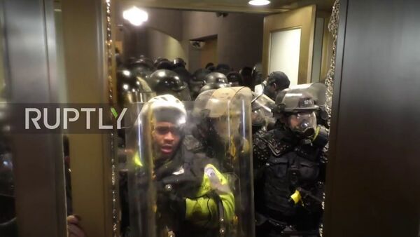 Полицейского зажало дверьми во время штурма Капитолия в США — видео - Sputnik Кыргызстан