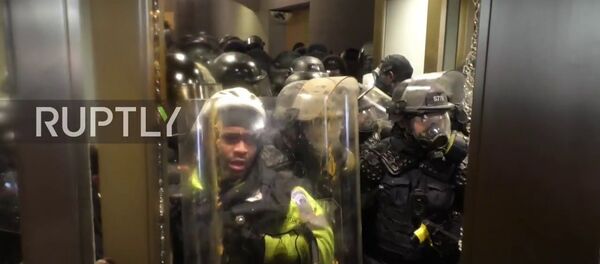 Полицейского зажало дверьми во время штурма Капитолия в США — видео - Sputnik Кыргызстан