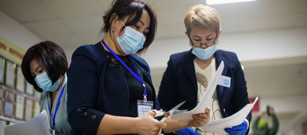 Сотрудники ЦИК во время подсчета голосов на избирательном участке в Бишкеке в ходе выборов президента и референдума в Кыргызстане Сотрудники ЦИК во время подсчета голосов на избирательном участке в Бишкеке в ходе выборов президента и референдума в Кыргызстане - Sputnik Кыргызстан