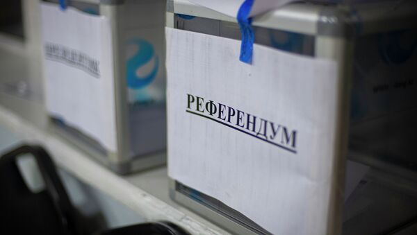 Референдум деген жазуусу бар бюллетендердин кутучасы. Архив - Sputnik Кыргызстан