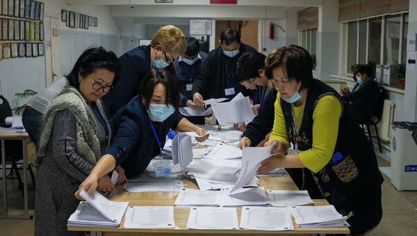Сотрудники ЦИК во время подсчета голосов на избирательном участке в Бишкеке в ходе выборов президента и референдума в Кыргызстане - Sputnik Кыргызстан