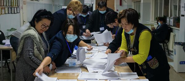 Сотрудники ЦИК во время подсчета голосов на избирательном участке в Бишкеке в ходе выборов президента и референдума в Кыргызстане - Sputnik Кыргызстан