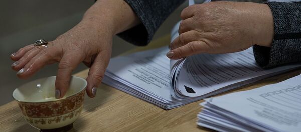 Сотрудники ЦИК во время подсчета голосов на избирательном участке в Бишкеке в ходе выборов президента и референдума в Кыргызстане - Sputnik Кыргызстан