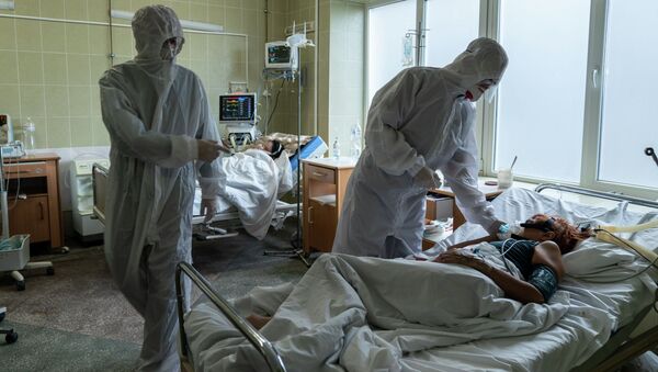 Медициналык кызматкерлер ооруканада COVID-19 менен ооруган бейтаптар менен - Sputnik Кыргызстан
