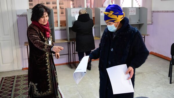 Женщина на одном из избирательных участков в Бишкеке во время голосования - Sputnik Кыргызстан
