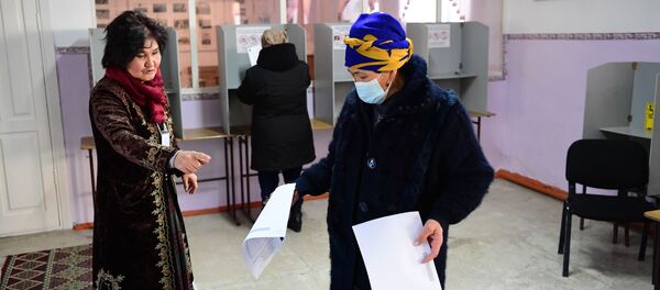 Добуш берүү учурунда Бишкектеги шайлоо участкасында аял Добуш берүү учурунда Бишкектеги шайлоо участкасында аял - Sputnik Кыргызстан