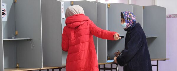 Женщины на одном из избирательных участков в Бишкеке во время голосования  - Sputnik Кыргызстан