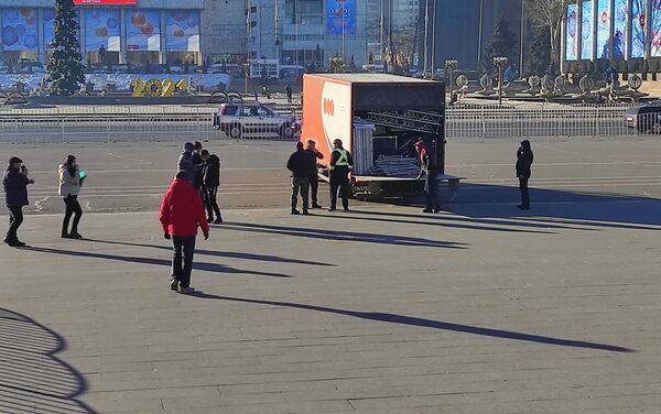Неизвестные люди привезли на площади Ала-Тоо в Бишкеке еду и музыкальную технику, сообщает корреспондент Sputnik Кыргызстан с места событий - Sputnik Кыргызстан