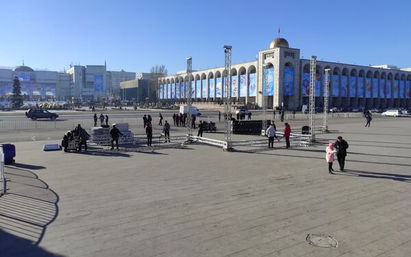 Ранее на площади начали собираться люди, привезли аппаратуру и напитки, стали устанавливать сцену - Sputnik Кыргызстан
