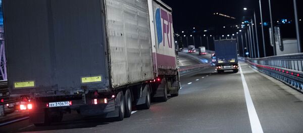 Грузовые машины едут по трассе. Архивное фото - Sputnik Кыргызстан