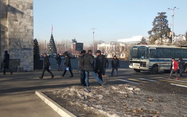 Площадь Ала-Тоо в центре Бишкека перекрыли с двух сторон - Sputnik Кыргызстан
