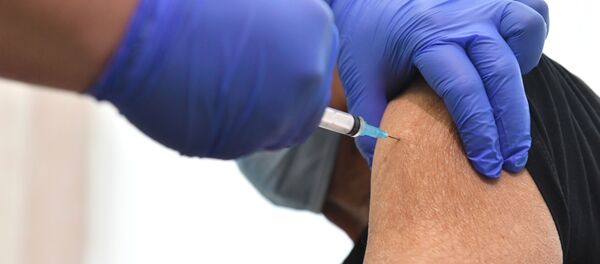 Вакцина сайып жаткан дарыгер. Архив - Sputnik Кыргызстан