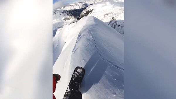 Страшно смотреть! Сноубордист прокатился по узкому хребту и снял это на видео - Sputnik Кыргызстан