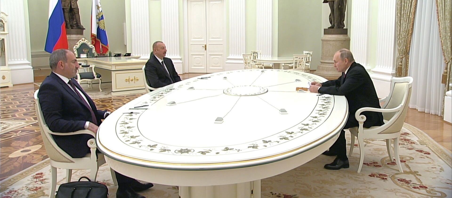 Путин, Алиев и Пашинян вели переговоры почти 4 часа. Видео со встречи - Sputnik Кыргызстан, 1920, 11.01.2021