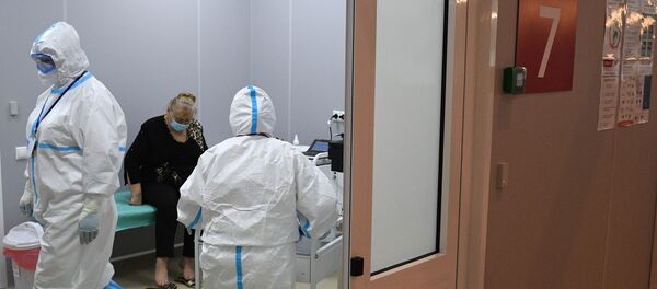 Медицинские работники и пациент в приемном отделении больницы Медицинские работники и пациент в приемном отделении больницы - Sputnik Кыргызстан