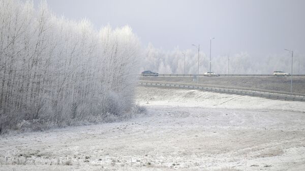 Автомобили на заснеженной дороге. Архивное фото - Sputnik Кыргызстан