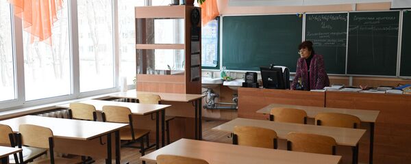 Учитель химии до начала урока. Архивное фото - Sputnik Кыргызстан