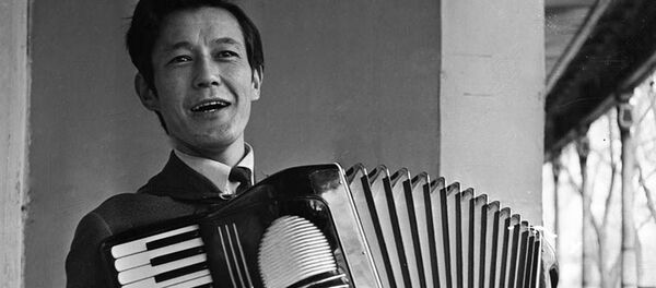 Талантливый композитор и исполнитель Рыспай Абдыкадыров Талантливый композитор и исполнитель Рыспай Абдыкадыров - Sputnik Кыргызстан