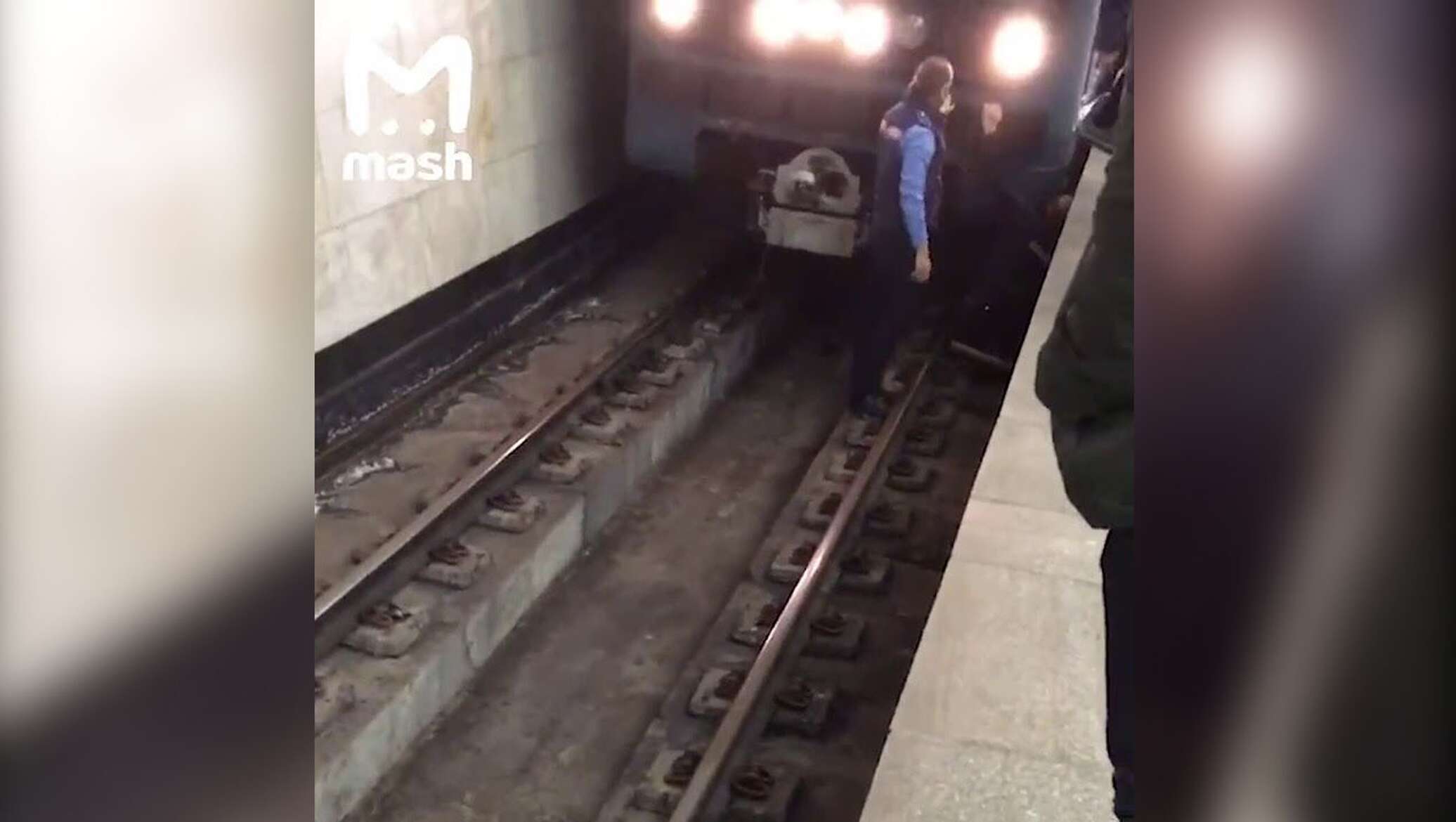 Электричка можно выйти раньше. Ребенок упал на рельсы в метро. Желоб между рельсами в метро.