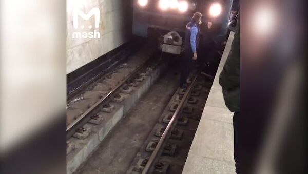 Машинист успел остановить поезд перед упавшим на рельсы ребенком — видео - Sputnik Кыргызстан