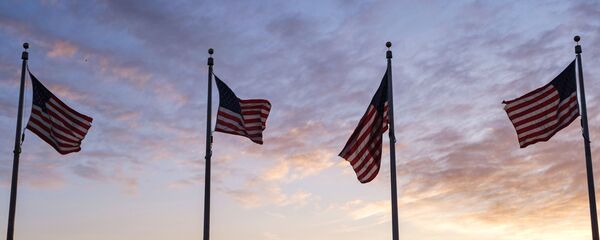Флаги США около монумента первому президенту США Джорджу Вашингтону в Вашингтоне. Архивное фото - Sputnik Кыргызстан