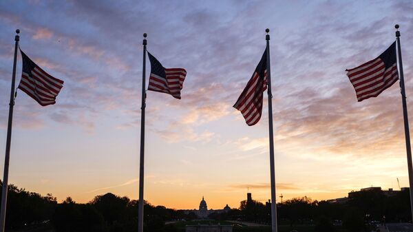 Флаги США около монумента первому президенту США Джорджу Вашингтону в Вашингтоне. Архивное фото - Sputnik Кыргызстан