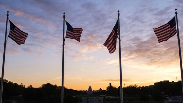 Флаги США около монумента первому президенту США Джорджу Вашингтону в Вашингтоне. Архивное фото - Sputnik Кыргызстан